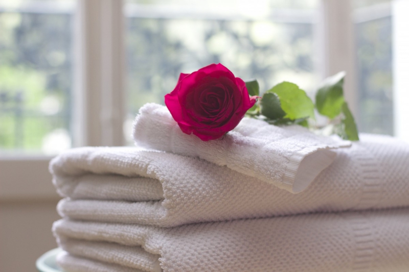 hotel-VALDEROURE-min_towel_rose_clean_care_salon_spa_white_bath-731641